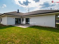 Luxusní novostavba prostorného rodinného domu s garáží, terasou a zahradou v Karlových Varech - 22