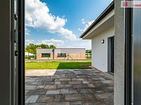 Luxusní novostavba prostorného rodinného domu s garáží, terasou a zahradou v Karlových Varech - 23