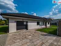 Luxusní novostavba prostorného rodinného domu s garáží, terasou a zahradou v Karlových Varech - 24