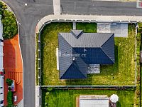 Luxusní novostavba prostorného rodinného domu s garáží, terasou a zahradou v Karlových Varech - 25