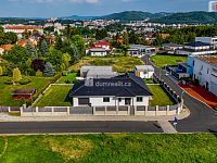 Luxusní novostavba prostorného rodinného domu s garáží, terasou a zahradou v Karlových Varech - 26