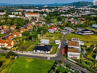 Luxusní novostavba prostorného rodinného domu s garáží, terasou a zahradou v Karlových Varech - 27