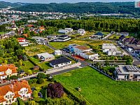 Luxusní novostavba prostorného rodinného domu s garáží, terasou a zahradou v Karlových Varech - 28