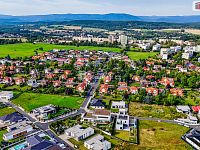 Luxusní novostavba prostorného rodinného domu s garáží, terasou a zahradou v Karlových Varech - 29