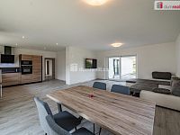 Luxusní novostavba prostorného rodinného domu s garáží, terasou a zahradou v Karlových Varech - 3