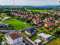 Luxusní novostavba prostorného rodinného domu s garáží, terasou a zahradou v Karlových Varech - 30