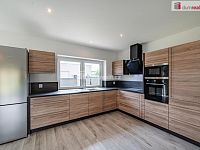 Luxusní novostavba prostorného rodinného domu s garáží, terasou a zahradou v Karlových Varech - 4