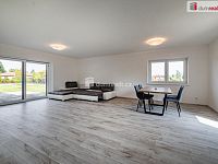 Luxusní novostavba prostorného rodinného domu s garáží, terasou a zahradou v Karlových Varech - 5