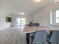 Luxusní novostavba prostorného rodinného domu s garáží, terasou a zahradou v Karlových Varech - 6