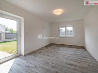 Luxusní novostavba prostorného rodinného domu s garáží, terasou a zahradou v Karlových Varech - 8