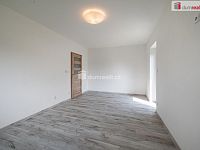 Luxusní novostavba prostorného rodinného domu s garáží, terasou a zahradou v Karlových Varech - 9