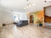 K prodeji, zateplený rodinný dům 5+1 s terasou, balkonem, garážemi, letní kuchyní se saunou, jezírkem a bazénem, Borovany - 14