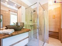 K prodeji, zateplený rodinný dům 5+1 s terasou, balkonem, garážemi, letní kuchyní se saunou, jezírkem a bazénem, Borovany - 19