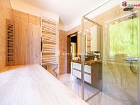 K prodeji, zateplený rodinný dům 5+1 s terasou, balkonem, garážemi, letní kuchyní se saunou, jezírkem a bazénem, Borovany - 20