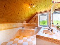 K prodeji, zateplený rodinný dům 5+1 s terasou, balkonem, garážemi, letní kuchyní se saunou, jezírkem a bazénem, Borovany - 25