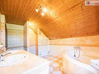 K prodeji, zateplený rodinný dům 5+1 s terasou, balkonem, garážemi, letní kuchyní se saunou, jezírkem a bazénem, Borovany - 26