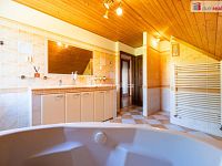 K prodeji, zateplený rodinný dům 5+1 s terasou, balkonem, garážemi, letní kuchyní se saunou, jezírkem a bazénem, Borovany - 27