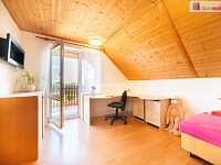 K prodeji, zateplený rodinný dům 5+1 s terasou, balkonem, garážemi, letní kuchyní se saunou, jezírkem a bazénem, Borovany - 29