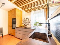 K prodeji, zateplený rodinný dům 5+1 s terasou, balkonem, garážemi, letní kuchyní se saunou, jezírkem a bazénem, Borovany - 9