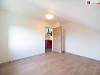 K prodeji, 2 byt. jednotky (3+1 s terasou; 3+kk se šatnou) se samostatným vstupem a suterénem v RD, ul. Kosmova č.p. 2828/9, ČB