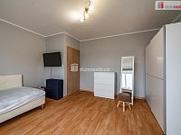 Krásný cihlový řadový dům 5+1 po rekonstrukci v Hazlově s terasou, garáží a bazénem - 10