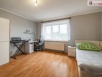 Krásný cihlový řadový dům 5+1 po rekonstrukci v Hazlově s terasou, garáží a bazénem - 11