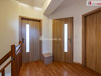 Krásný cihlový řadový dům 5+1 po rekonstrukci v Hazlově s terasou, garáží a bazénem - 12