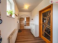 Krásný cihlový řadový dům 5+1 po rekonstrukci v Hazlově s terasou, garáží a bazénem - 13