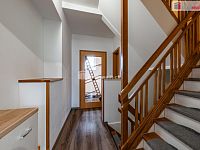 Krásný cihlový řadový dům 5+1 po rekonstrukci v Hazlově s terasou, garáží a bazénem - 14