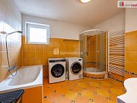 Krásný cihlový řadový dům 5+1 po rekonstrukci v Hazlově s terasou, garáží a bazénem - 15