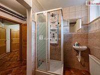 Krásný cihlový řadový dům 5+1 po rekonstrukci v Hazlově s terasou, garáží a bazénem - 16