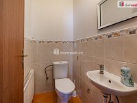 Krásný cihlový řadový dům 5+1 po rekonstrukci v Hazlově s terasou, garáží a bazénem - 17