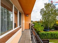 Krásný cihlový řadový dům 5+1 po rekonstrukci v Hazlově s terasou, garáží a bazénem - 18