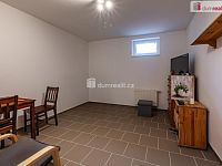 Krásný cihlový řadový dům 5+1 po rekonstrukci v Hazlově s terasou, garáží a bazénem - 19