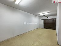 Krásný cihlový řadový dům 5+1 po rekonstrukci v Hazlově s terasou, garáží a bazénem - 20