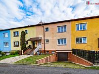 Krásný cihlový řadový dům 5+1 po rekonstrukci v Hazlově s terasou, garáží a bazénem - 21