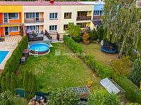 Krásný cihlový řadový dům 5+1 po rekonstrukci v Hazlově s terasou, garáží a bazénem - 22