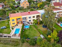 Krásný cihlový řadový dům 5+1 po rekonstrukci v Hazlově s terasou, garáží a bazénem - 27