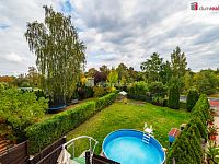 Krásný cihlový řadový dům 5+1 po rekonstrukci v Hazlově s terasou, garáží a bazénem - 28