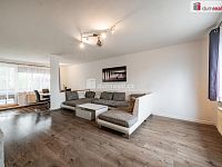 Krásný cihlový řadový dům 5+1 po rekonstrukci v Hazlově s terasou, garáží a bazénem - 3