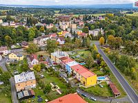 Krásný cihlový řadový dům 5+1 po rekonstrukci v Hazlově s terasou, garáží a bazénem - 30