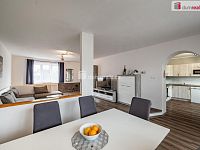 Krásný cihlový řadový dům 5+1 po rekonstrukci v Hazlově s terasou, garáží a bazénem - 4