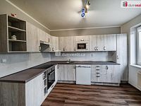 Krásný cihlový řadový dům 5+1 po rekonstrukci v Hazlově s terasou, garáží a bazénem - 6