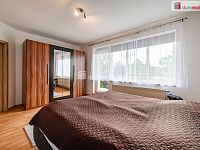 Krásný cihlový řadový dům 5+1 po rekonstrukci v Hazlově s terasou, garáží a bazénem - 7