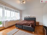 Krásný cihlový řadový dům 5+1 po rekonstrukci v Hazlově s terasou, garáží a bazénem - 8