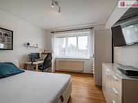 Krásný cihlový řadový dům 5+1 po rekonstrukci v Hazlově s terasou, garáží a bazénem - 9