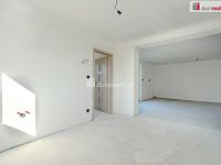 Prodej RD ve Vědomicích - Pohled z kuchyně do obývacího pokoje