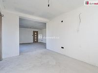 Prodej RD ve Vědomicích - pohled z kuchyně do obývacího pokoje