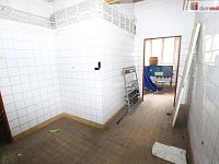 Komerční objekt vhodný na přestavbu na bytové jednotky ve vnitrobloku ulic Šmeralova a Sokolovská v Rybářích  - 12