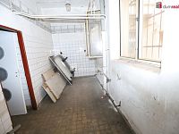 Komerční objekt vhodný na přestavbu na bytové jednotky ve vnitrobloku ulic Šmeralova a Sokolovská v Rybářích  - 13